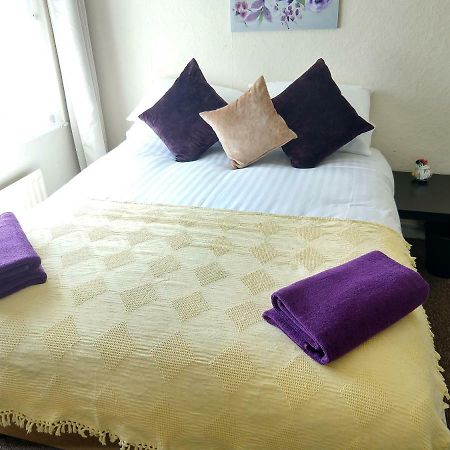 Rowe Gardens - Self Catering - Guesthouse Style - Comfortable Twin Or Double Rooms - Quiet Residential Area Вёкингтон Экстерьер фото