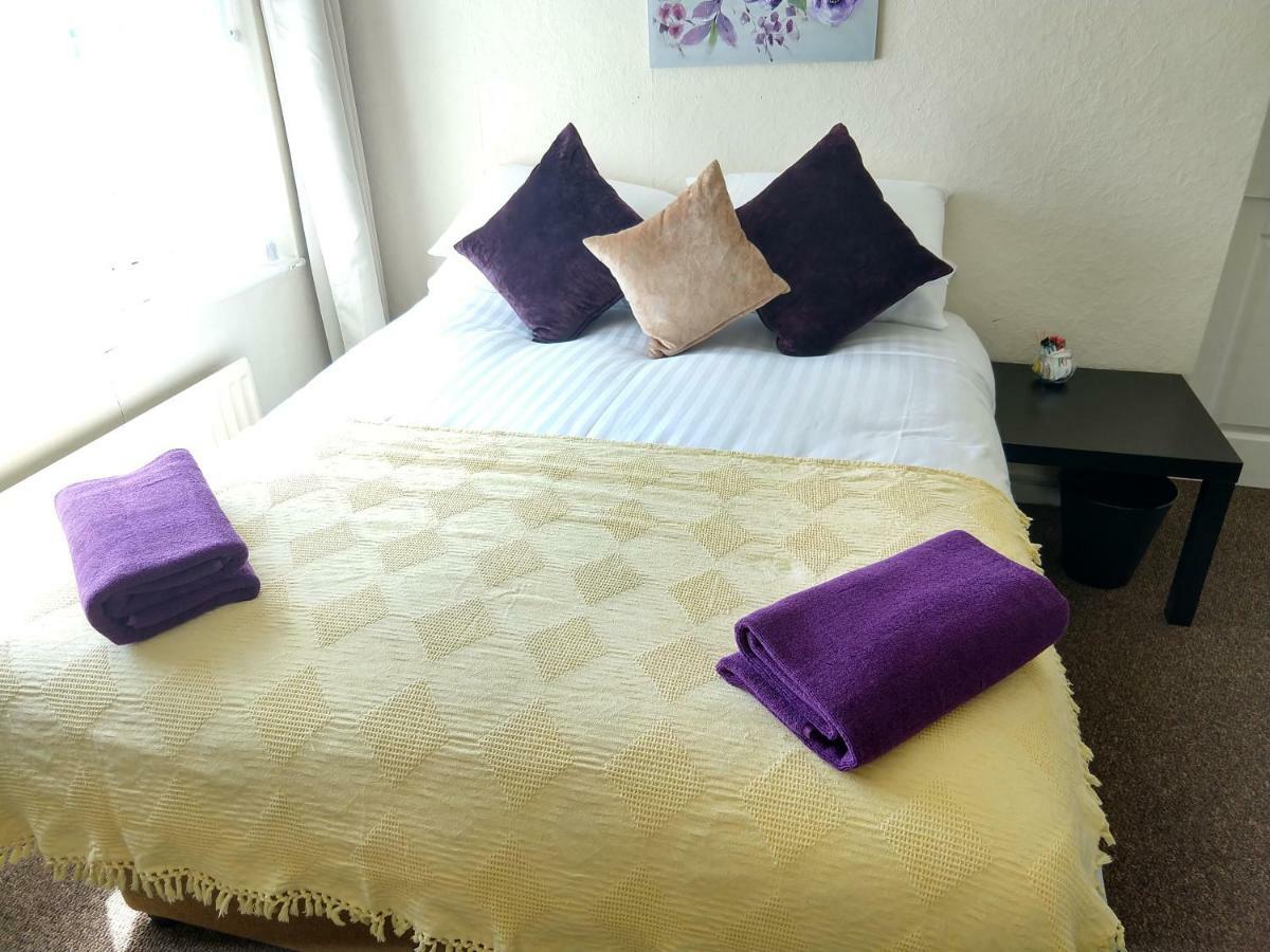 Rowe Gardens - Self Catering - Guesthouse Style - Comfortable Twin Or Double Rooms - Quiet Residential Area Вёкингтон Экстерьер фото