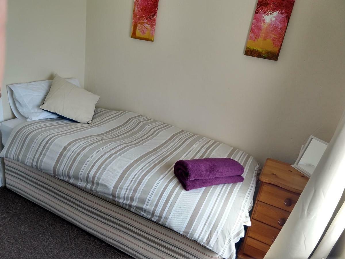 Rowe Gardens - Self Catering - Guesthouse Style - Comfortable Twin Or Double Rooms - Quiet Residential Area Вёкингтон Экстерьер фото